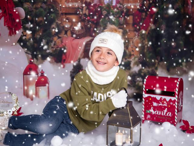 ❄️✨ Deuxième décor de Noël : un Noël blanc magique pour les enfants, avec boules de neige et traîneaux ! ✨❄️